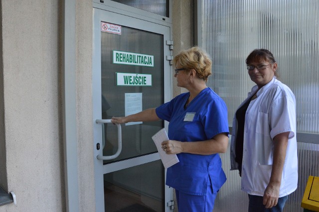 Grażyna Kuchnia (z lewej) i Marzena Gajer z pracowni przy szpitalu. Na drzwiach kartka z informacją o braku kontraktu