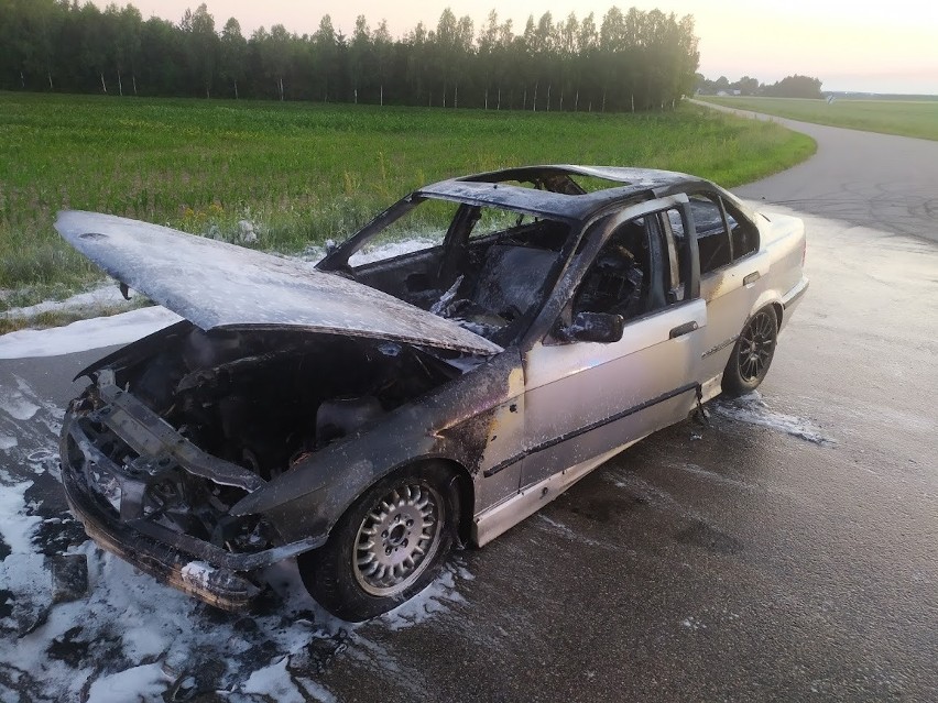 Topczykały. BMW poszło z dymem na drodze powiatowej