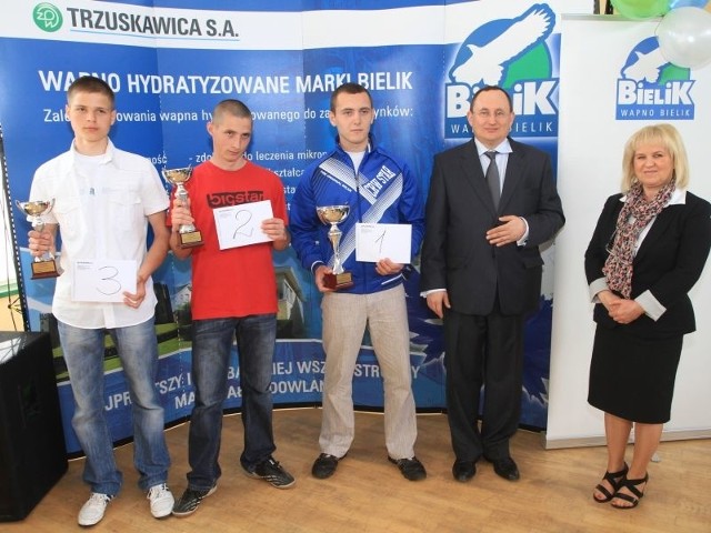 Trójka zwycięzców z prezesem ZPW Trzuskawica Michałem Jankowskim i dyrektorką szkoły Marią Gładyś.