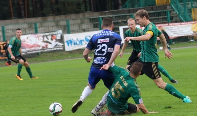 Bruno Żołądź (pierwszy z prawej) strzelił w sobotę pierwszego gola w barwach Stalówki. Dodatkowy smaczek to fakt, że było to trafienie przeciwko swojemu byłemu klubowi.