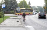 Rowerzyści chcieliby legalnie jeździć po chodniku na ul.Paradnej w Łodzi. Ale urzędnicy się nie zgadzają