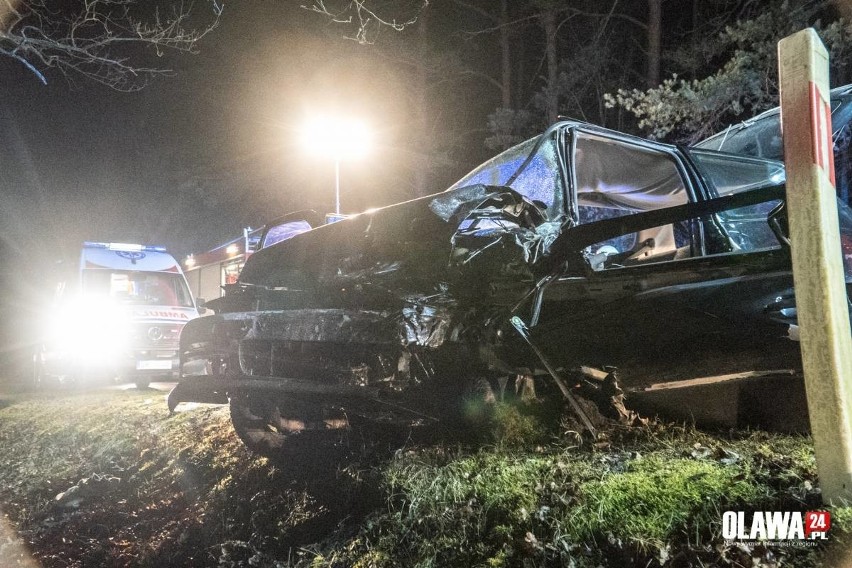 Czołówka pod Wrocławiem. Dwie osoby ranne, kierowca w ciężkim stanie