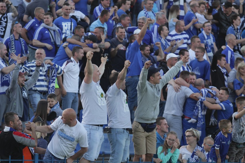 Ruch Chorzów - GKS Katowice 1:0. Tak cieszyli się kibice i piłkarze Niebieskich ZDJĘCIA