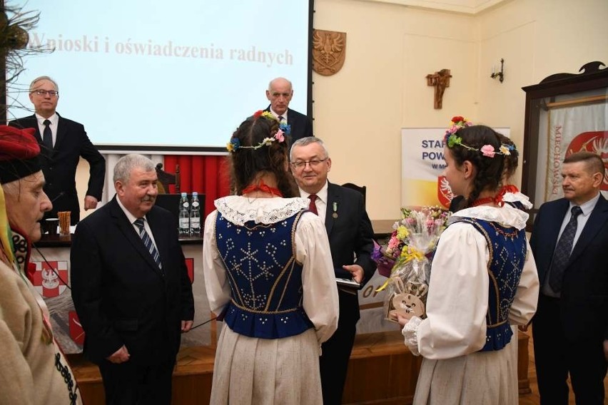 Minister Andrzej Adamczyk odebrał odznaczenie podczas sesji...