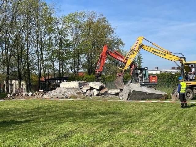 Pomnik przy ulicy Marii Skłodowskiej-Curie w Głubczycach został zburzony na początku maja. W jego miejsce ma powstać przyszpitalny parking.