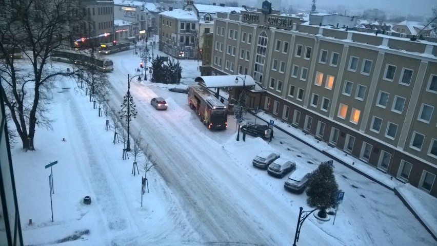 Atak zimy 2017. Centrum miasta zasypane śniegiem, w regionie auta w rowach (wideo)