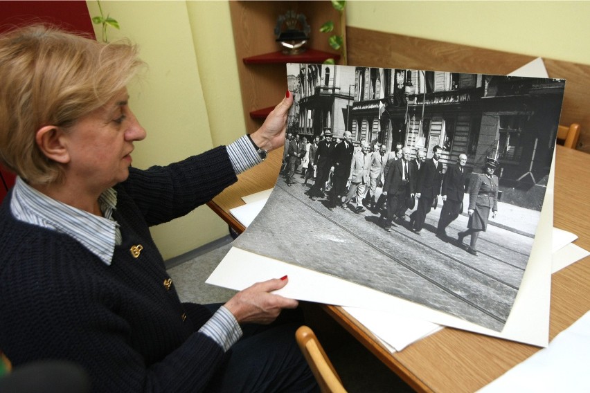 Zdjęcie z pochodu 1 maja 1946 roku. Pracownicy archiwum do...