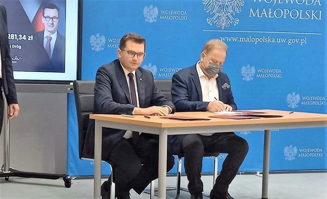 Roman Piaśnik, burmistrz Olkusza (z prawej) podpisuje umowę o dofinansowanie remontu ulic Przemysłowej i Orzeszkowej z wojewodą Łukaszem Kmitą