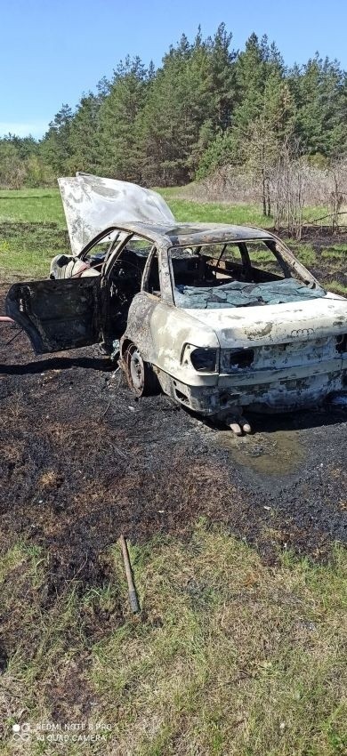 Pod Kielcami spłonął kolejny samochód. Był kradziony. Policja bada sprawę [ZDJĘCIA]