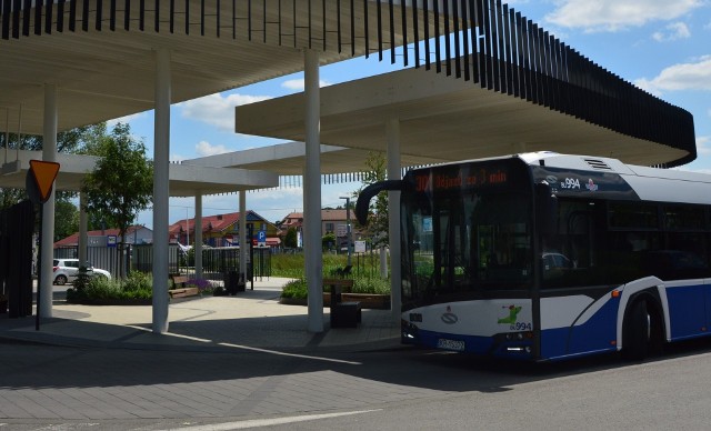 W Niepołomicach przystankiem początkowym i końcowym linii aglomeracyjnej 301 (Niepołomice - Wieliczka - Nowy Kleparz) jest nowy dworzec autobusowy przy ulicy Kolejowej. Autobus przegubowy zmieści się tu bez problemów
