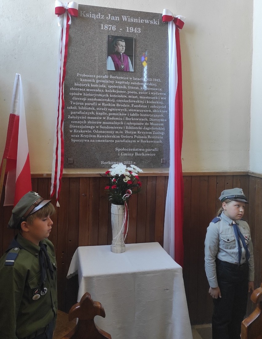 W kościele w Borkowicach uczczono pamięć księdza Jana Wiśniewskiego. W 80. rocznicę jego śmierci odsłonięto tablicę. Zobacz zdjęcia