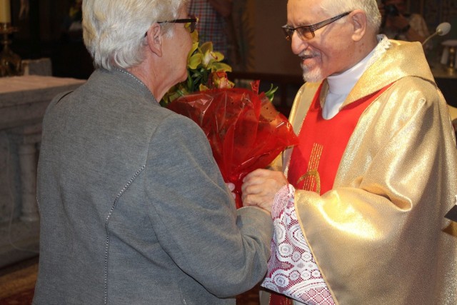 Czcigodny Jubilat przyjął moc życzeń od przyjciół, znajomych, parafian  w tym także od Genowefy Milchert (na zdjęciu).