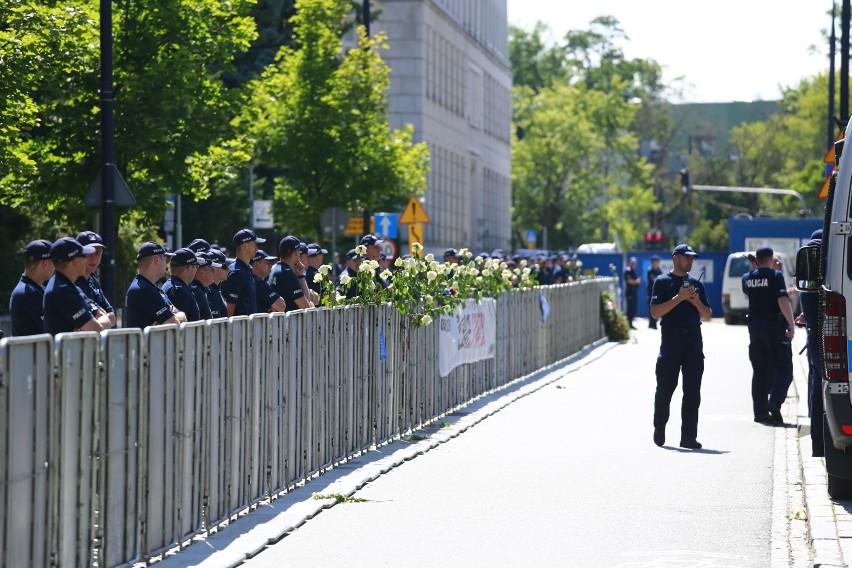 KOD i Obywatele RP przeciwko ustawie o Sądzie Najwyższym. Protest przed Sejmem [ZDJĘCIA]