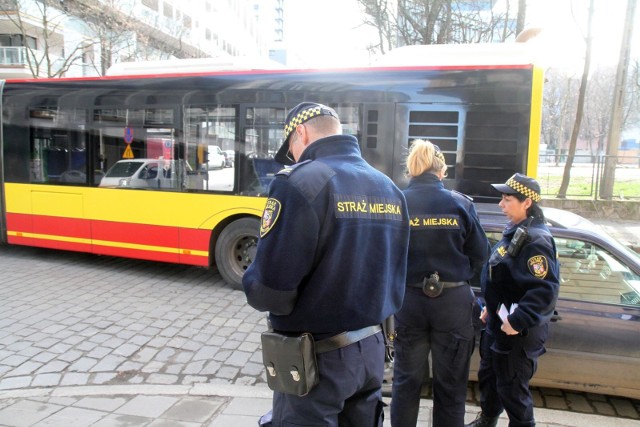 Sprawdziliśmy za co może nas ukarać straż miejska (gminna). Jak się okazuje jest cała lista przewinień, za które straż miejska ma prawo nas ukarać upomnieniem, mandatem. Sprawdźcie na kolejnych zdjęciach >>>>>>FLESZ: Autostrady, bramki, systemy płatności - jak ominąć korki?