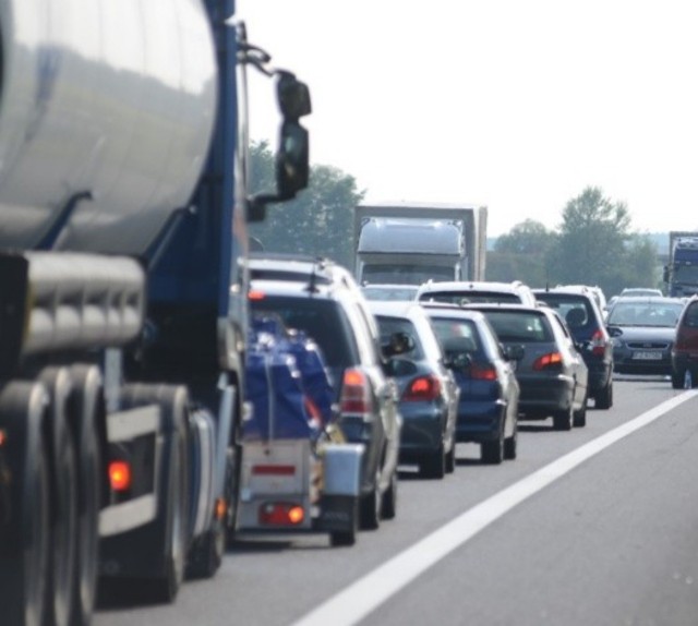 Gigantyczny korek na autostradzie A4 w Mysłowicach spowodowany jest wypadkiem i robotami drogowymi.