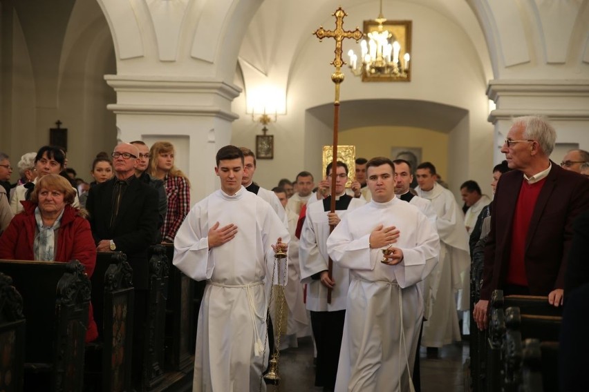 Alumni w Sandomierzu przyjęli strój duchowny. Ważna uroczystość z udziałem biskupa, kapłanów i najbliższych [ZDJĘCIA]