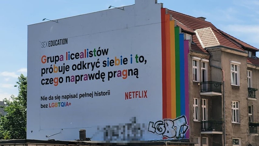 Zdewastowano mural solidarności z osobami LGBT Netflixa w Gdańsku Wrzeszczu