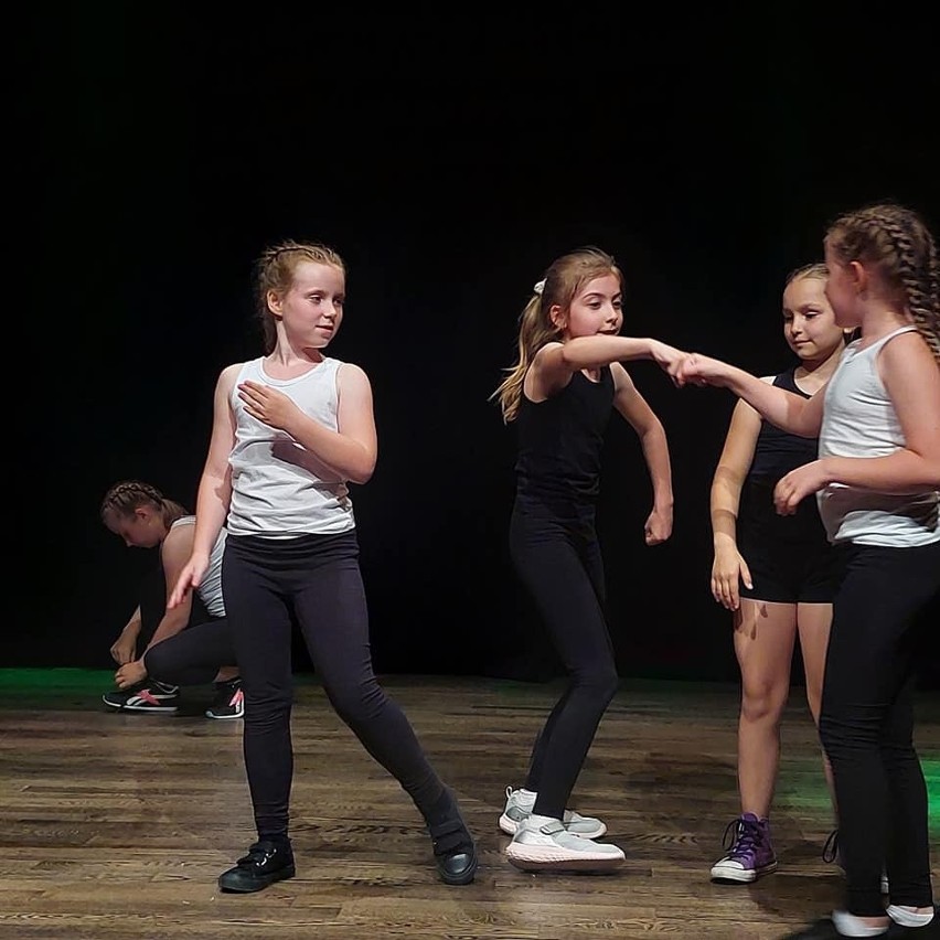Taneczne popisy dzieciaków z Solca-Zdroju na scenie Gminnego Ośrodka Kultury