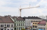 Wielki dźwig stanął w środku Starego Miasta w Oświęcimiu. Rozpoczął się główny etap modernizacji zabytkowych kamienic. Zobaczcie zdjęcia