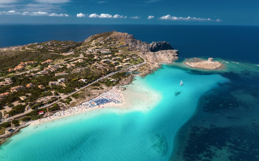 Wybrzeże zatoki Asinara (przylądek Capo Falcone) oferuje...