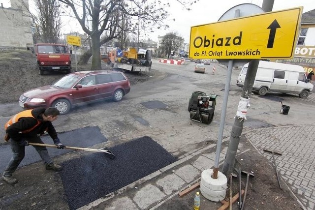 Wrocław, łatanie dziur w jezdni - zdjęcie ilustracyjne