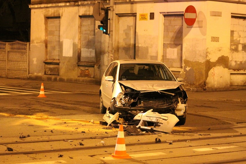 Wypadek na Gdańskiej. Peugeot dachował na skrzyżowaniu [ZDJĘCIA+FILM]