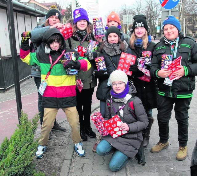 Uczniowie szkoły podstawowej i niepublicznego gimnazjum w  Białobrzegach  już od rana zbierali pieniądze  na ulicach miasta.