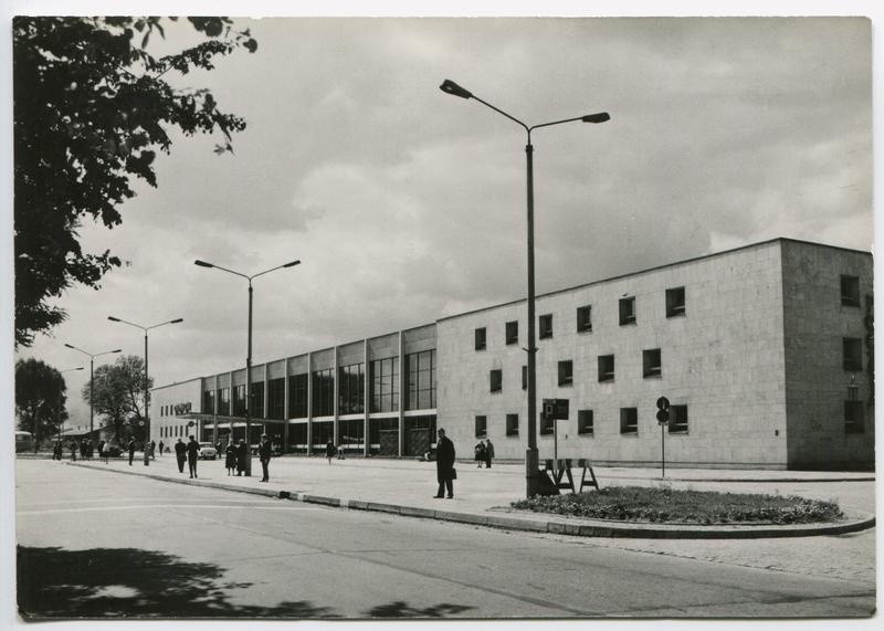 Zdjęcie oświęcimskiego dworca z 1970 roku. Wtedy był jednym...