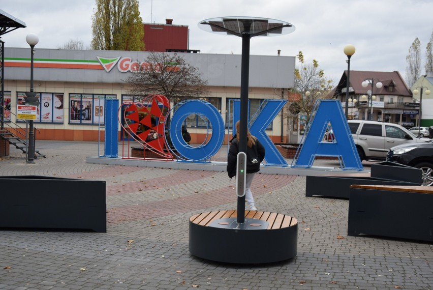 Multimedialna ławka w Ostrołęce. Ławka stanęła przy scenie koło Kupca. To inwestycja z budżetu obywatelskiego
