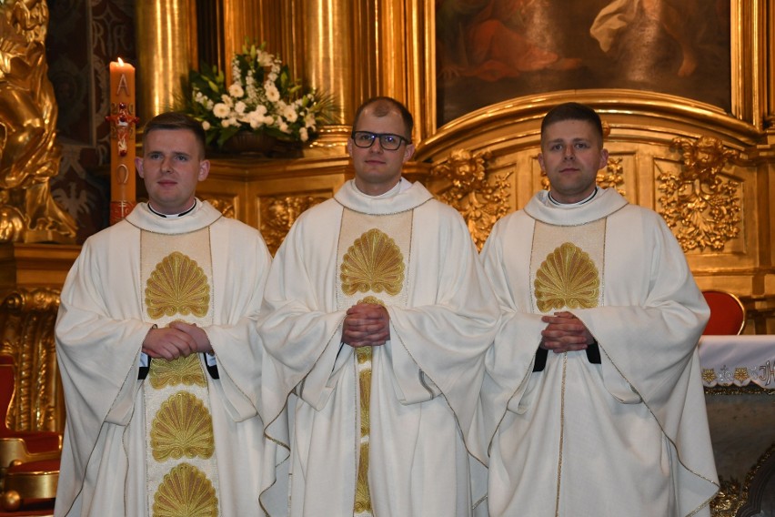 Nowi księża w diecezji kieleckiej. To niezwykle ważny dzień dla nich i ich rodzin. Zobaczcie zdjęcia z bliskimi, przyjaciółmi, znajomymi