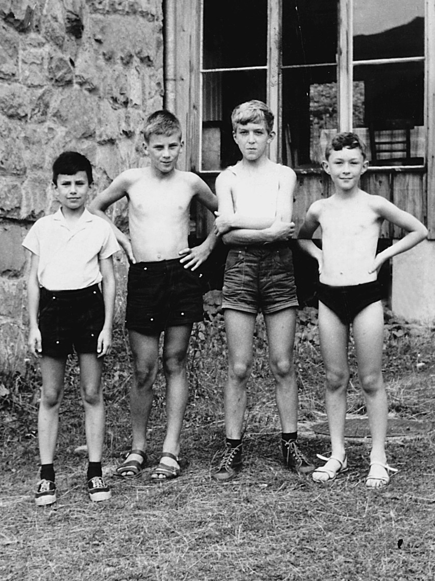 Zdjęcie z 1965 roku. Są na nim około 10-letni chłopcy -...