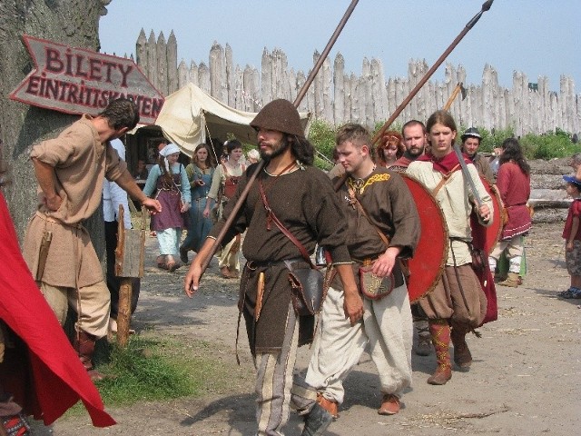 Na festiwalu zjawili się wojownicy z całego świata. Do niedzieli w Wolinie będą walczyli, popisywali się umiejętnościami posługiwania się bronią, a na koniec - wspólnie bawili.