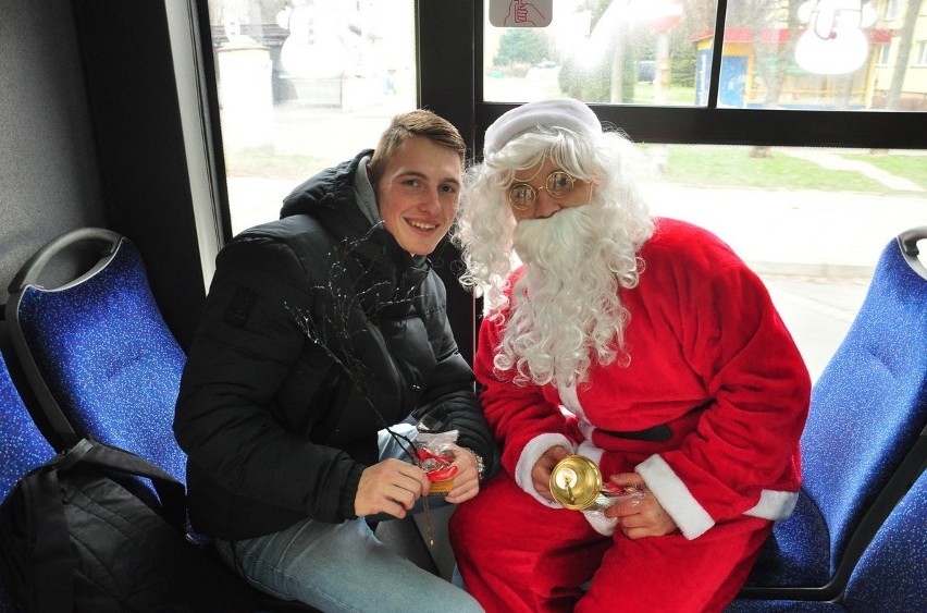 Autobus św. Mikołaja przejechał ulicami Oświęcimia. Towarzyszył mu diabeł i anioł