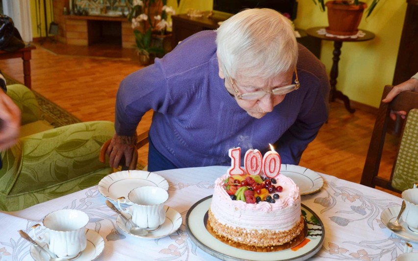 Pani Michalina skończyła 100 lat! Seniorka otrzymała prezent