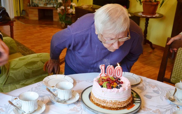 Pani Michalina skończyła 100 lat! Seniorka otrzymała prezent