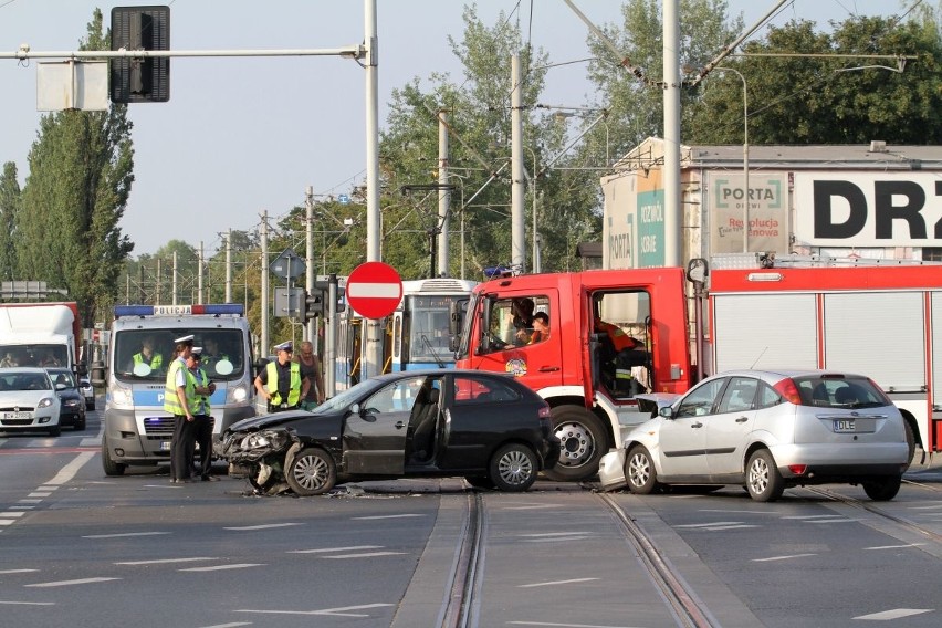 Wrocław: Wypadek seata i forda na Ślężnej. Kierujące trafiły do szpitala (ZDJĘCIA)