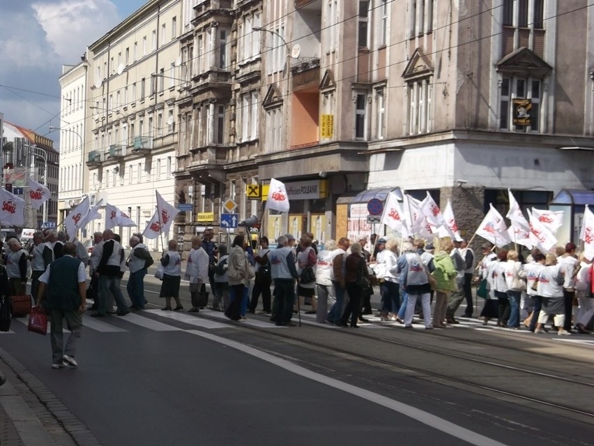 Wrocław: Emeryci i renciści zablokowali ul. Piłsudskiego (ZDJĘCIA)