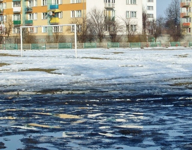 Tak wyglądało boisko piłkarskie w Ostrowi na dzień przed planowaną inauguracją rundy wiosennej.