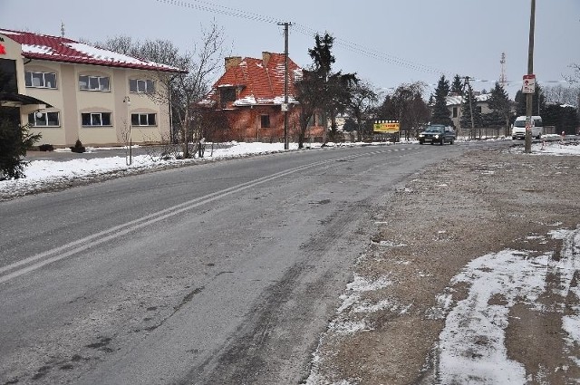 Tak wygląda droga wjazdowa do Sandomierza od strony Lublina. &#8211; To wstyd - mówią mieszkańcy. 