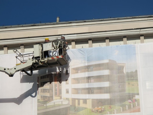 Siatka wykonana jest z atestowanego materiału, przepuszcza powietrze i światło dlatego nie utrudnia wykonywania obowiązków pracownikom budynku.