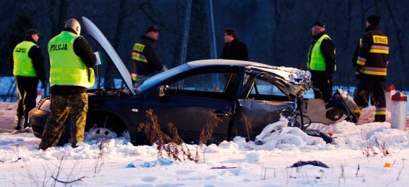 Pociąg uderzył w tył auta. - Aż strach pomyśleć co by się stało, gdyby doszło do centralnego zderzenia - mówili nam pracujący na miejscu policjanci.