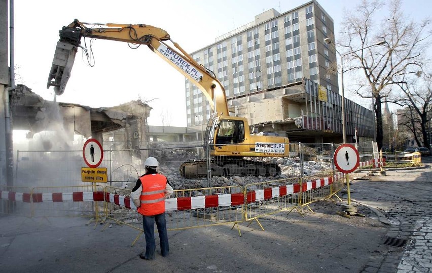 Rozbiórka łącznika - pawilonu nad ulicą Zaporoską, grudzień...