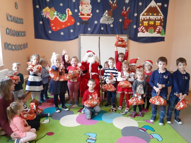 Mikołaj odwiedził dzieci w przedszkolu działającym w Szkole Podstawowej w Sokolnikach Mokrych w gminie Wieniawa.