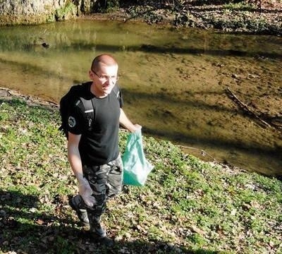 Tomasz Gała porządkuje dolinki w centrum Ojcowa Fot. Barbara Ciryt