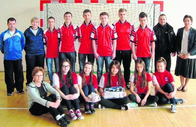 Zwycięzcy Turnieju Piłki Siatkowej o Puchar Dzielnicowego Zbigniewa Lichosika z organizatorami ze szkoły w Bukowie.