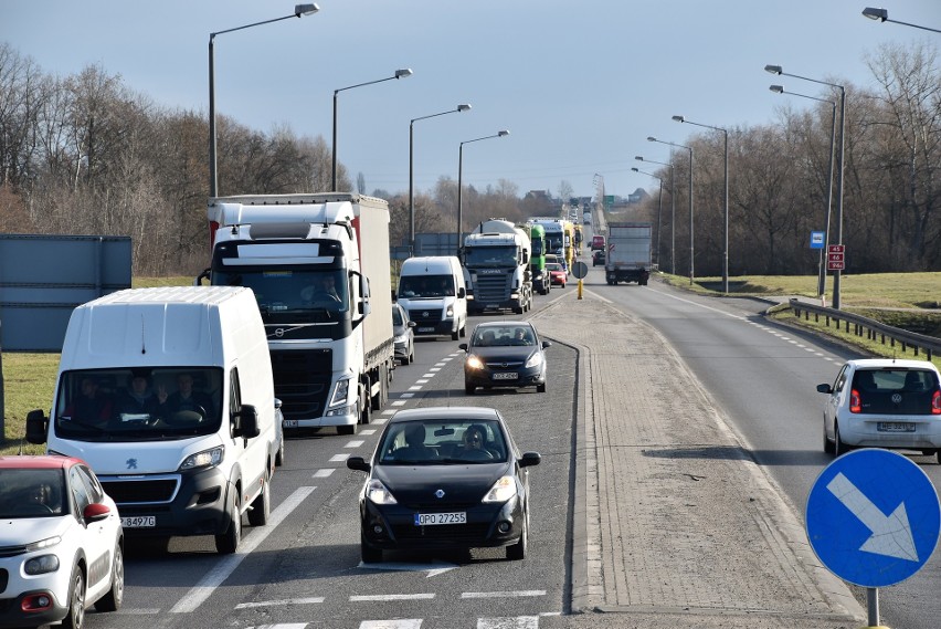 Ruch wahadłowy na obwodnicy północnej Opola. Są korki