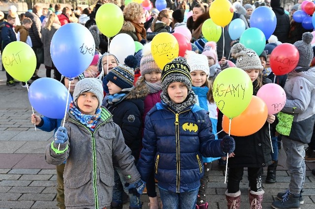 Przez centrum Kielc przeszedł I Korowód Wolontariatu. W tym radosnym wydarzeniu wzięło udział około 300 osób. Byli wśród nich zarówno wolontariusze, jak i sympatycy wolontariatu z Kielc i regionu. Maszerowały zarówno dzieci, jak i młodzież, i dorośli. ZOBACZCIE NA KOLEJNYCH SLAJDACH>>>Korowód ruszył w czwartek, 5 grudnia, punktualnie o godzinie 12 spod pomnika Henryka Sienkiewicza. Wszyscy uczestnicy radośnie przeszli ulicą Sienkiewicza, śpiewając, agitując i promując wolontariat. Na czele barwnej grupy szły dzieciaki, które przyjechały albo ze swoimi rodzicami, albo po prostu z wychowawcami z przedszkola. Zakończenie korowodu miało miejsce w kinie Moskwa, gdzie uczestnicy obejrzeli krótki film dokumentalny „Jesteśmy rodziną brachu”.Organizatorami korowodu są Regionalne Centrum Wolontariatu, Diecezjalne Centrum Wolontariatu oraz Wolontariat Miejskiego Ośrodka Pomocy Rodzinie.Skąd pomysł na zorganizowanie takiego marszu? - To niepowtarzalna okazja, żeby radować się Międzynarodowym Dniem Wolontariusza, który przypada właśnie dziś. Taki kolorowy, młodzieżowy korowód jest fantastyczną okazja do uczczenia tego święta – mówiła Magdalena Kowalska, koordynator wolontariatu w Miejskim Ośrodku Pomocy Rodzinie w Kielcach. Jakie nastroje towarzyszyły wolontariuszom? - Dobre! Chłodno jest ale serca są gorące – uśmiechała się pani Magdalena.