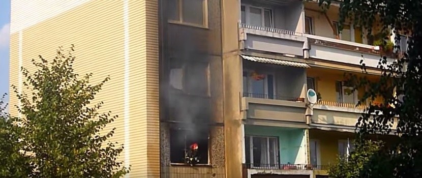 Pożar w Żorach na os. Sikorskiego: 29-latek podpalił mieszkanie [ZDJĘCIA + WIDEO]
