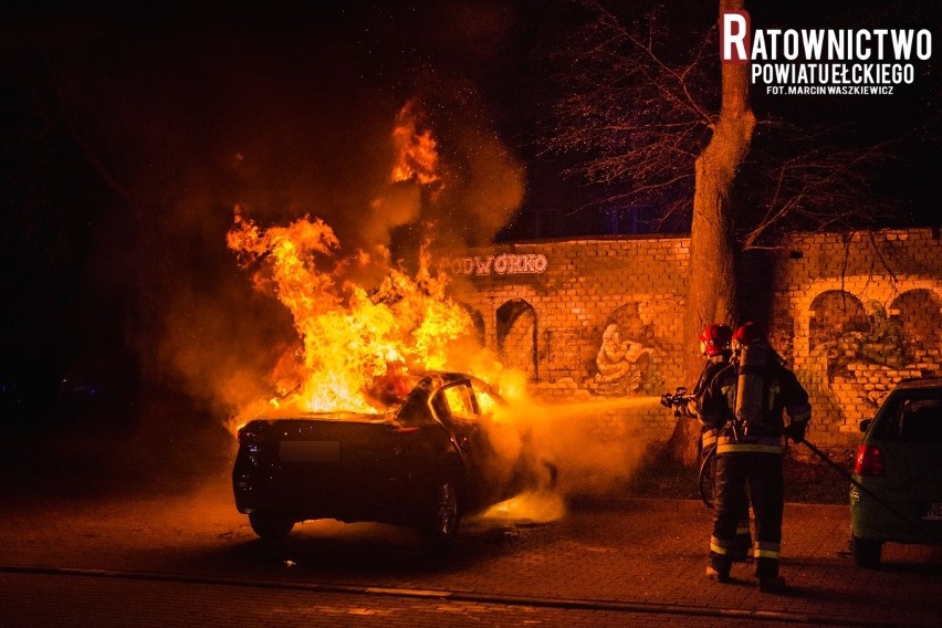 Ełk: Pożar samochodu osobowego na osiedlu. Auto spłonęło doszczętnie. Strażacy uratowali samochód zaparkowany obok pożaru (zdjęcia)