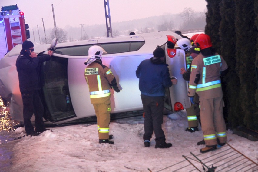Wypadek w Woli Baranowskiej. Dachował samochód [ZDJĘCIA]